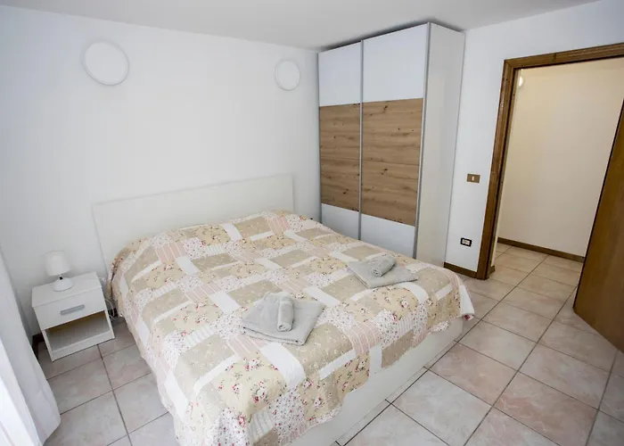 Sanda アパート ポレッチ